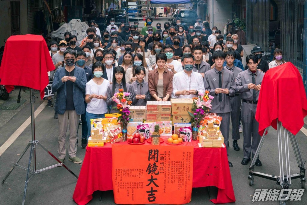 眾演員一同上香，祈求拍攝順利。